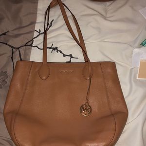 Beautiful leather MIchael Kors large tote!
